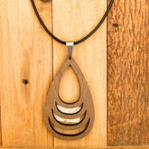 „Der Tropfen des Waldes“ – Amulette der Edlen